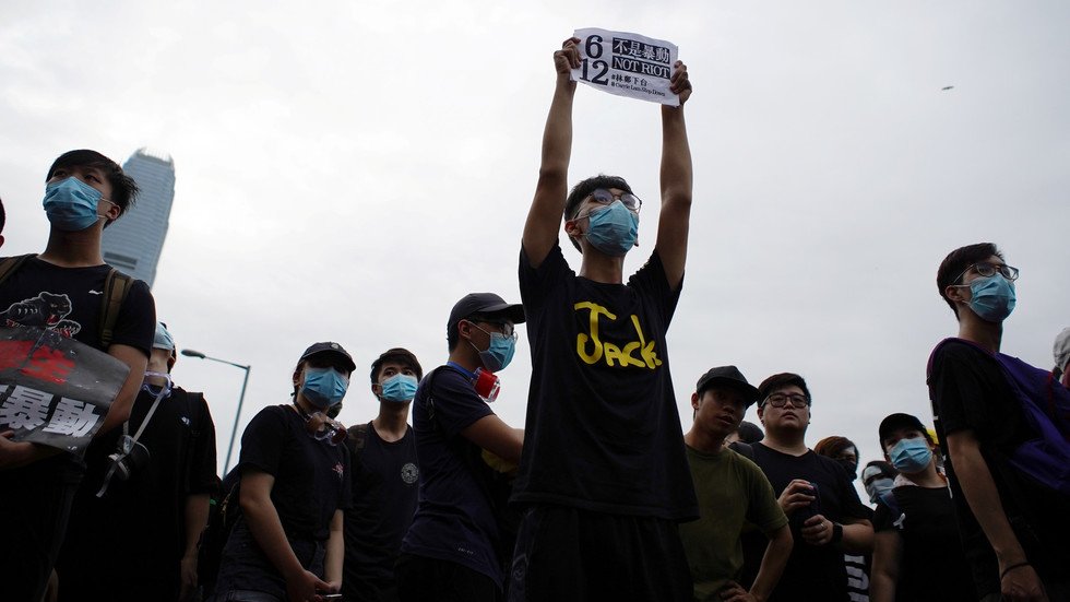 استجواب نيابي لرئيس جهار الأمن في هونغ كونغ 