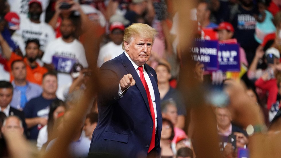 ترامب يتهم المركزي الأوروبي بالتلاعب باليورو