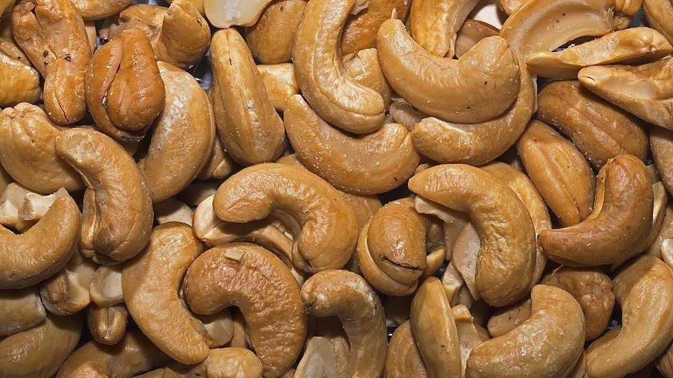 حساسية المكسرات حرمته من ركوب الطائرة