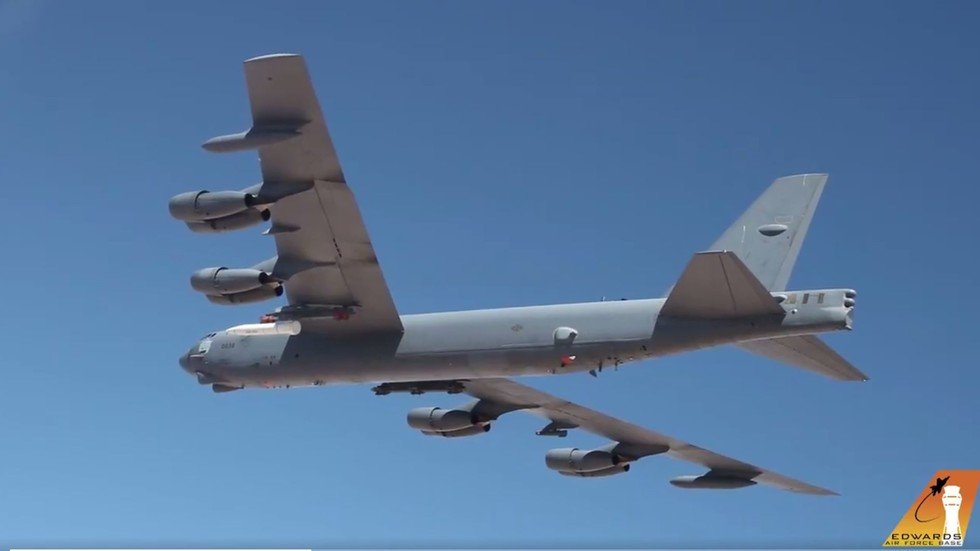 فيديو أول تحليق لقاذفة استراتيجية أمريكية تحمل صاروخا فرط صوتي