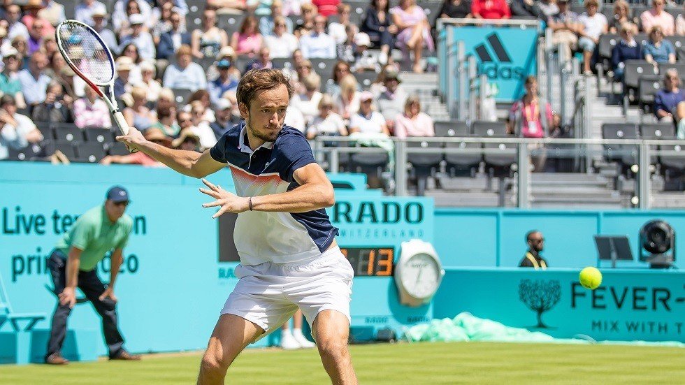 الروسي مدفيديف يبلغ ربع نهائي بطولة لندن 