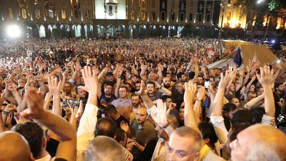 متظاهرون يحاولون اقتحام مبنى البرلمان في العاصمة الجورجية تبليسي