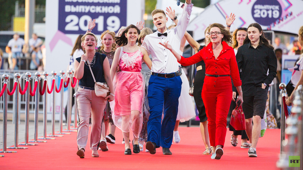 موسكو تهنئ طلاب المدارس باحتفالات مميزة 