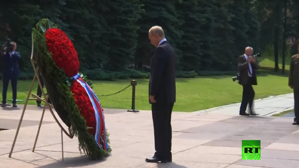 بوتين يضع إكليلا من الزهور على ضريح الجندي المجهول