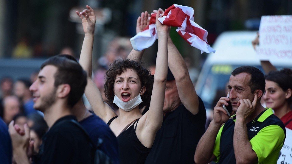 بالفيديو.. الاعتداء على صحفيين روس في جورجيا