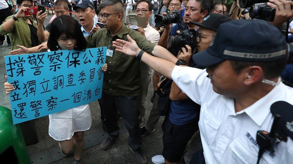 شرطة هونغ كونغ تهدد بالتحرك ضد متظاهرين أغلقوا مقرها 