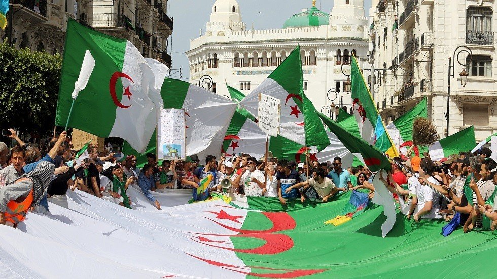 الجزائر.. حبس 19 متظاهرا أوقفوا في مسيرة الجمعة