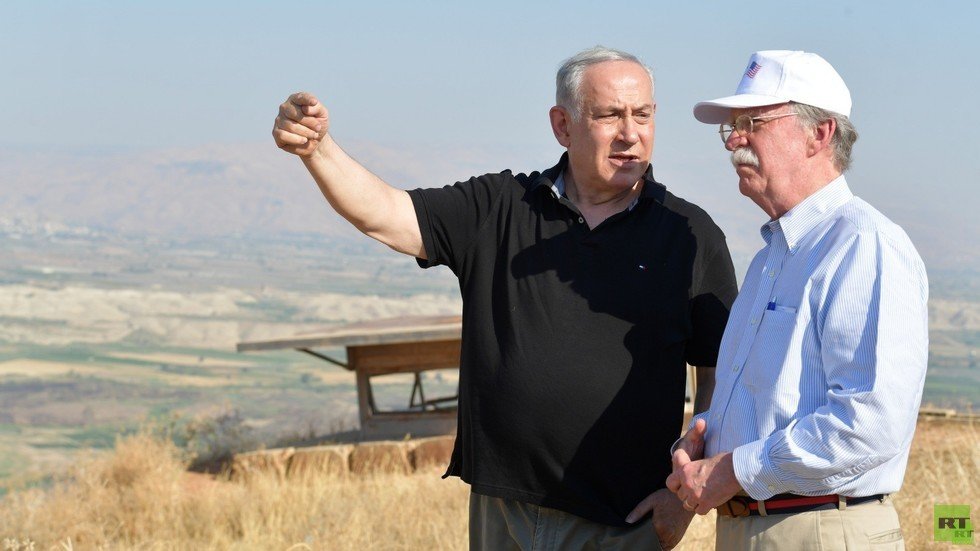 نتنياهو يصطحب بولتون بجولة في غور الأردن ويدعوه لزيارة الجولان (صور+ فيديو)