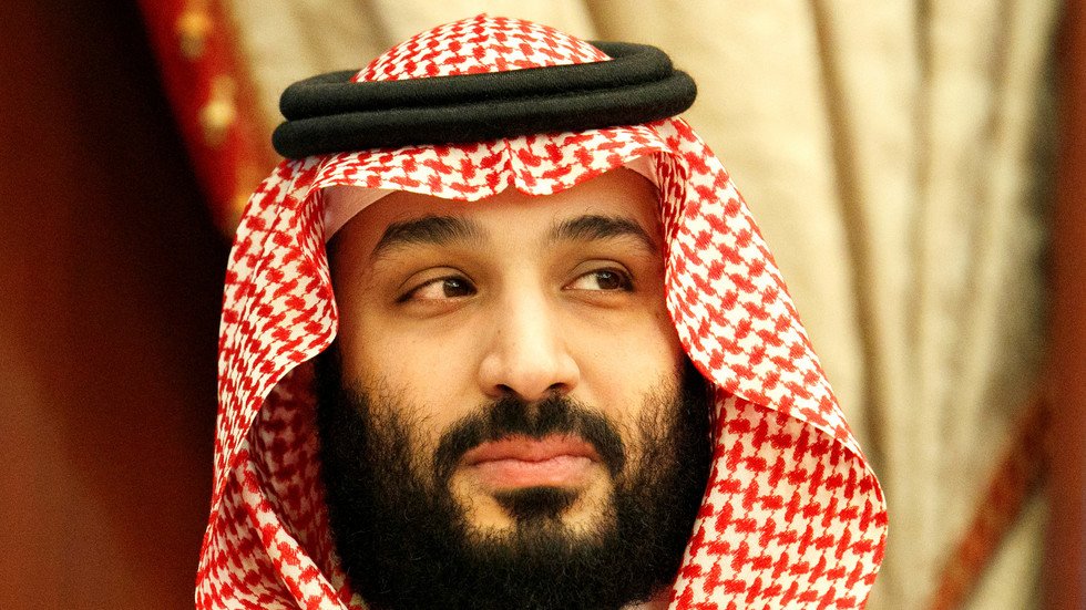 ولي العهد السعودي في موقف لافت مع طفل