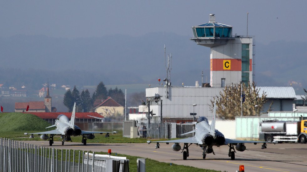 مصرع طيار ونجاة آخر بتحطم مقاتلتين في ألمانيا