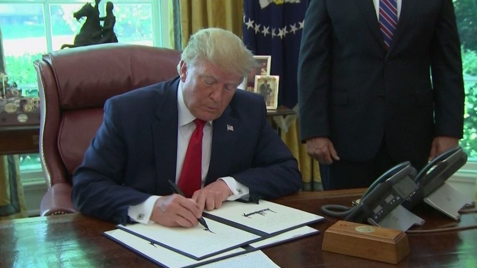 ترامب يفرض عقوبات على المرشد الإيراني خامنئي