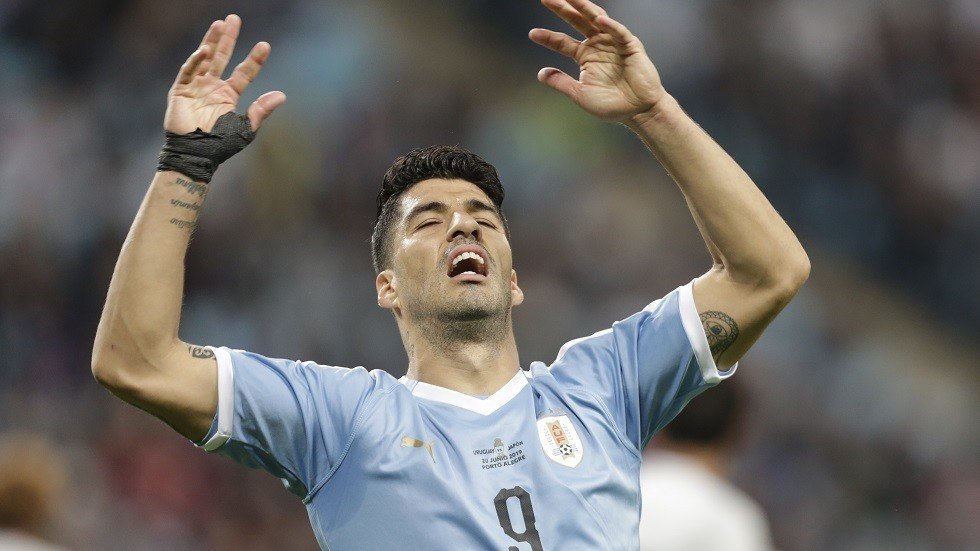 بالفيديو.. سواريز يطالب بركلة جزاء غريبة في "كوبا أمريكا"