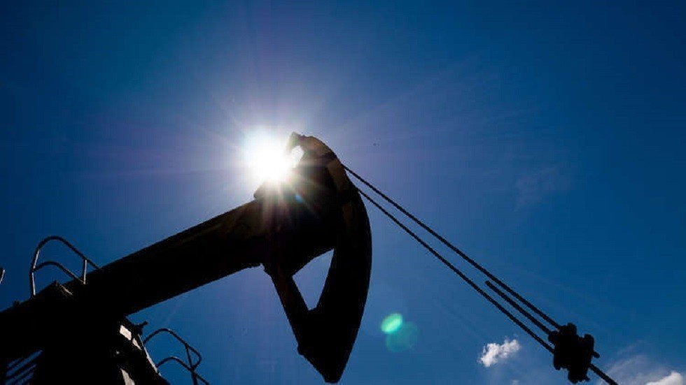 النفط ينخفض رغم العقوبات الأمريكية على إيران