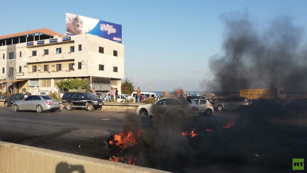 العسكريون المتقاعدون  في لبنان يغلقون الطرق المؤدية إلى العاصمة