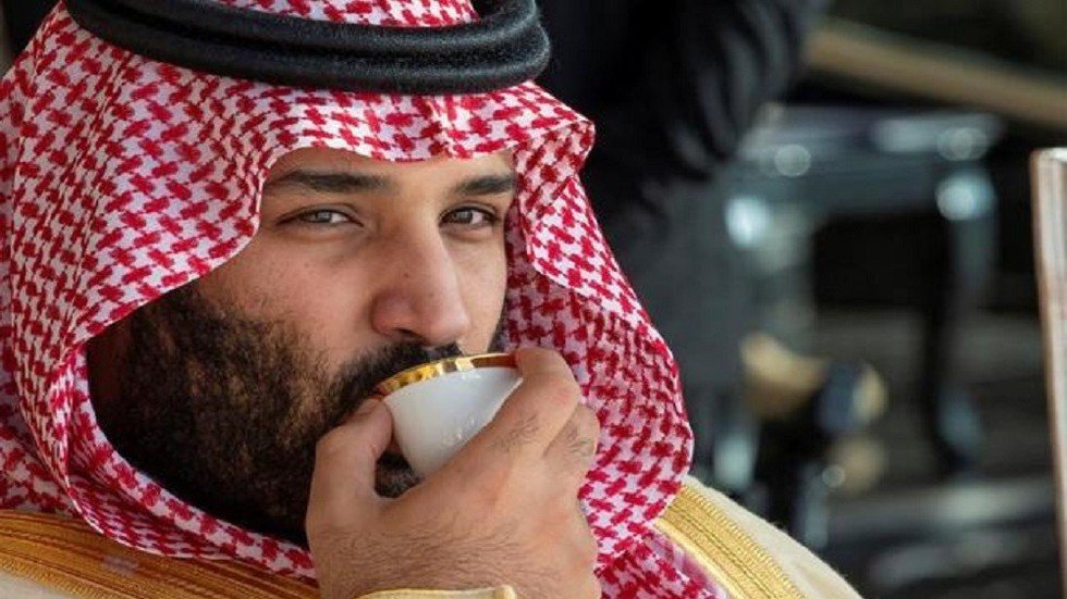شاهد.. الكوريون يطعمون محمد بن سلمان "أذن البحر المبخر"