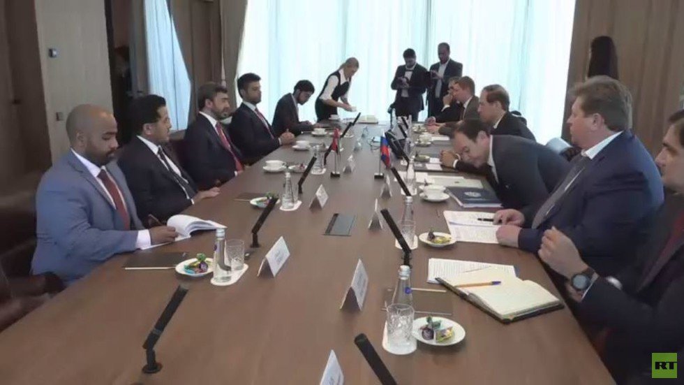 روسيا تبحث سبل تعزيز التعاون التجاري والصناعي مع الإمارات