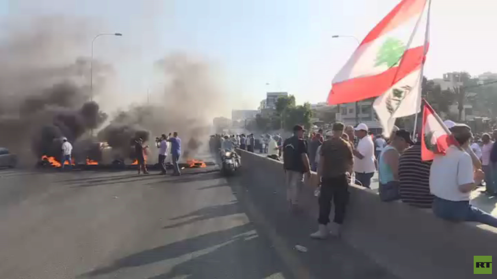 متقاعدو الجيش يغلقون مداخل العاصمة بيروت