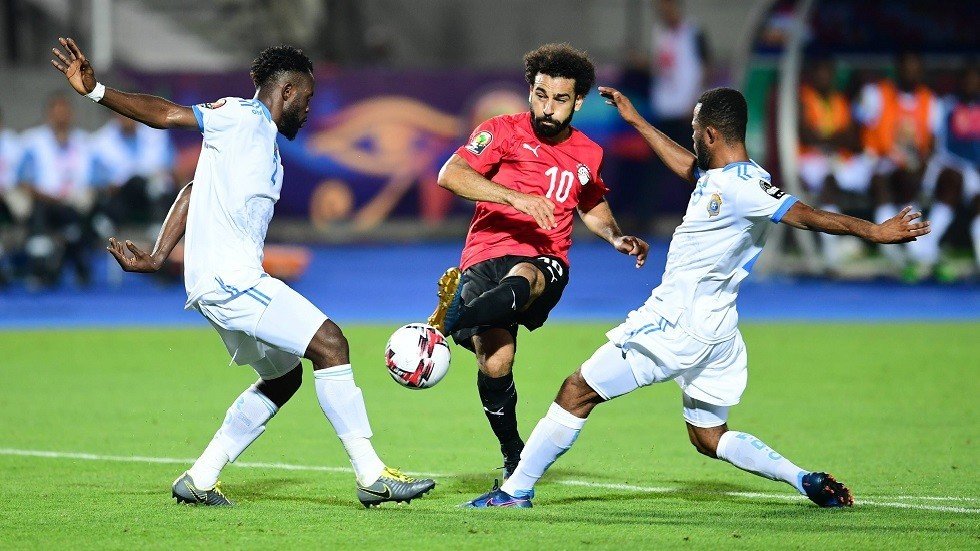 لاعبو الكونغو يتهافتون على صلاح لالتقاط "السيلفي" (فيديو)