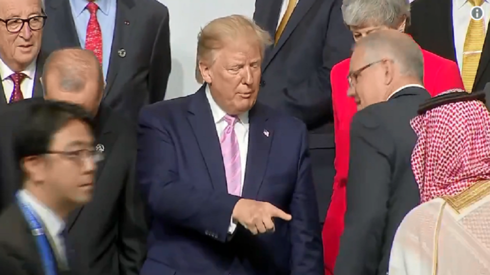 بالفيديو.. ترامب يؤشر على محمد بن سلمان للوقوف بجانبه ويربت على ظهره