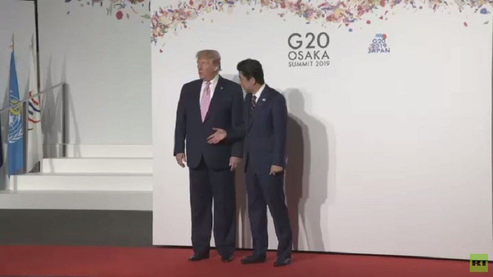 بين آبي وترامب.. 