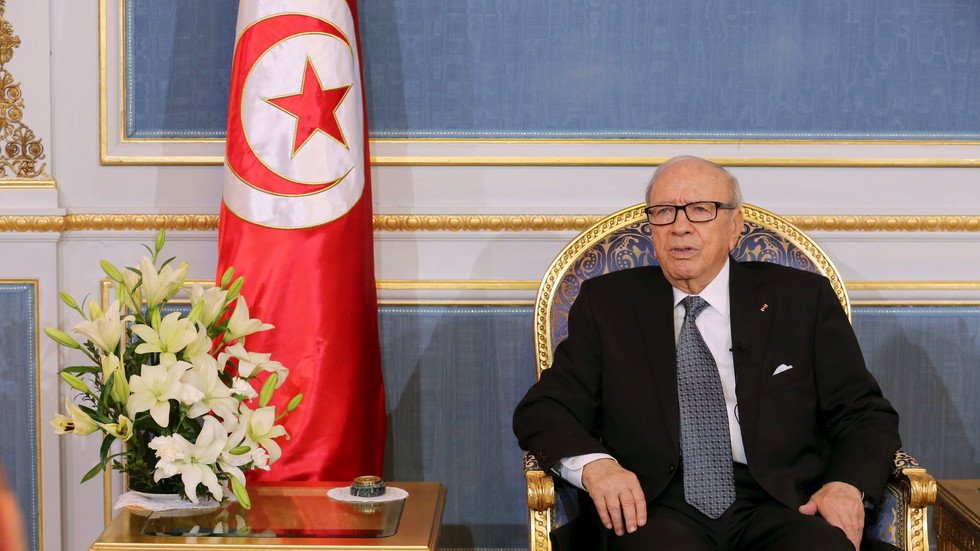 الرئاسة التونسية: صحة السبسي في تحسن وتحدث هاتفيا مع وزير الدفاع 