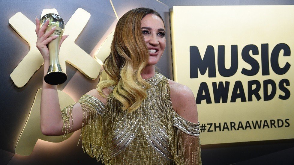 حسناء روسية: أود اللعب مع ميسي وبيكيه