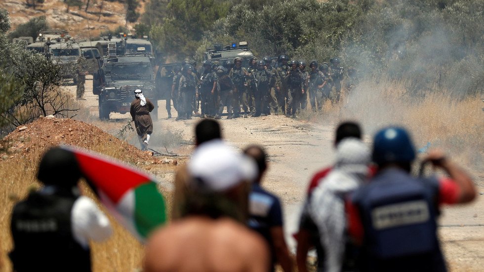 استمرار المواجهات شمال القدس وعشرات الإصابات في نابلس