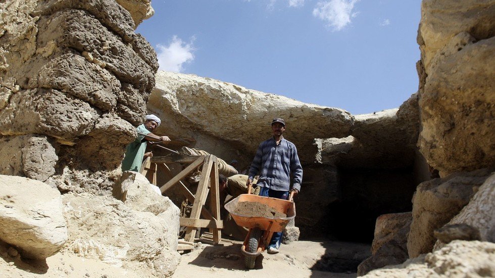 صور.. اكتشاف حذاء أثري عمره 3 آلاف سنة في مصر