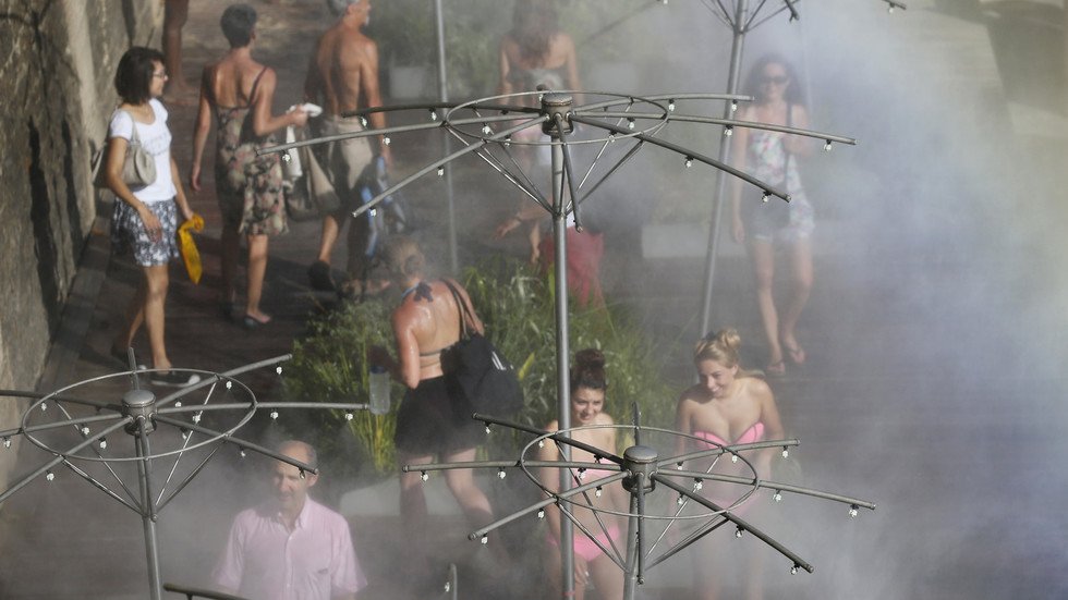 لأول مرة في تاريخ تدوينها.. درجة الحرارة تتجاوز الـ45 في فرنسا!