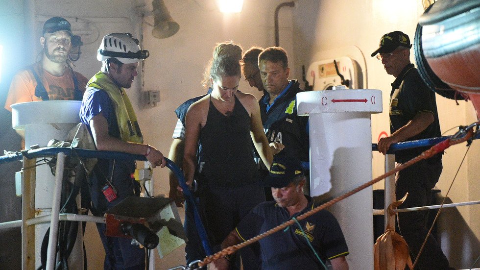 إيطاليا تعتقل قبطانة سفينة أنقذت عشرات المهاجرين ورست عنوة في ميناء إيطالي