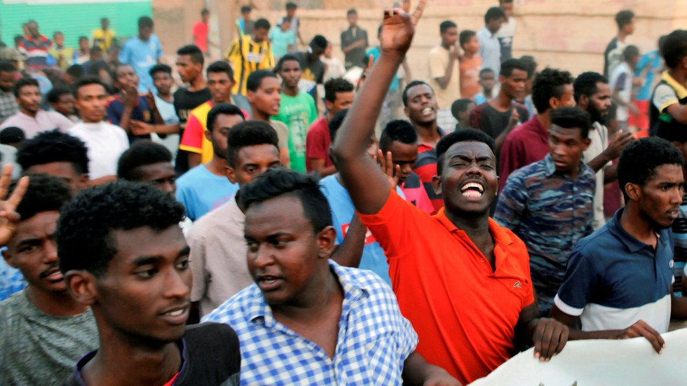 مظاهرات حاشدة في عدد من المدن السودانية للمطالبة بسلطة مدنية