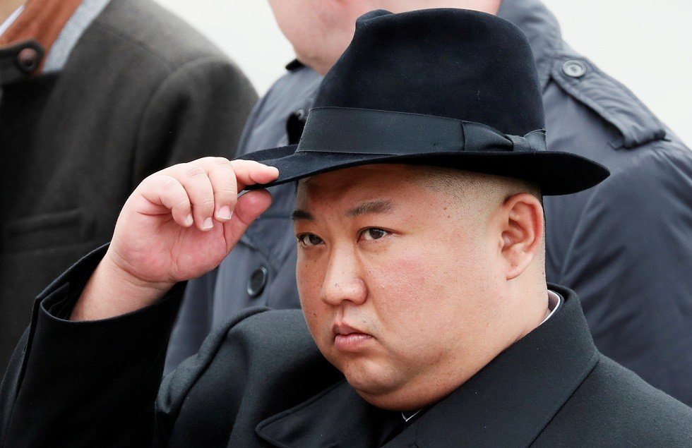 صورة لزعيم كوريا الشمالية محاطا بفتيات صغيرات تثير فضول وسائل الإعلام