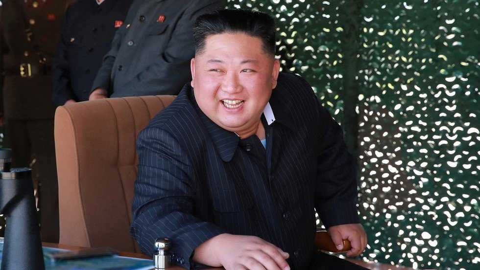 الزعيم الكوري كيم جونغ أون يزور مصانع منصات إطلاق صواريخ