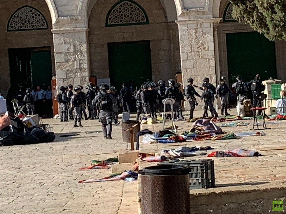 مستوطنون يقتحمون المسجد الأقصى بحماية الشرطة الإسرائيلية (فيديوهات)