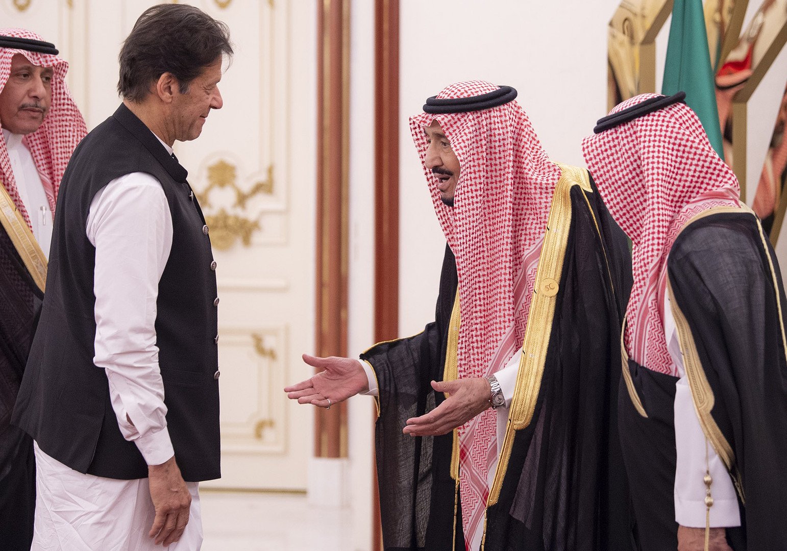 لماذا لم ينتظر عمران خان انتهاء ترجمة حديثه للعاهل السعودي؟ 