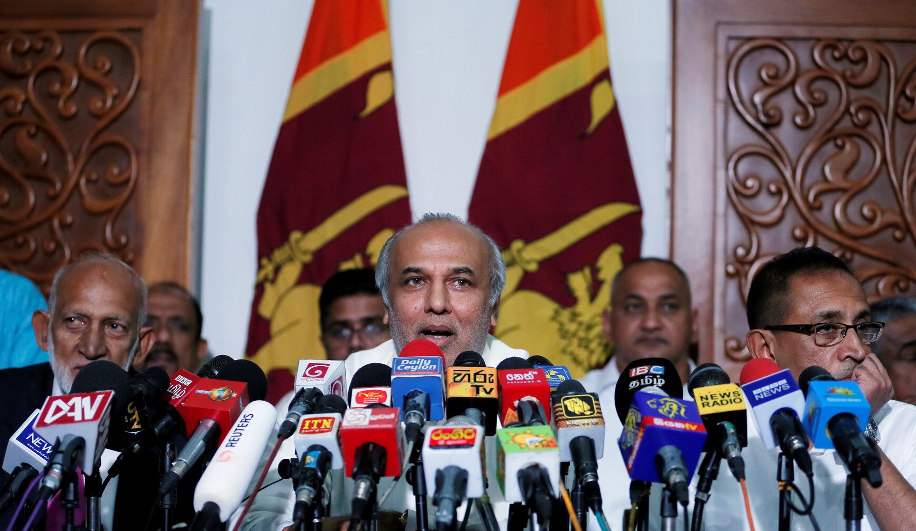 وزير الموارد المالية السريلانكي، رؤوف حكيم، يشرح أسباب استقالته ووزراء مسلمين آخرين في بيان صحفي