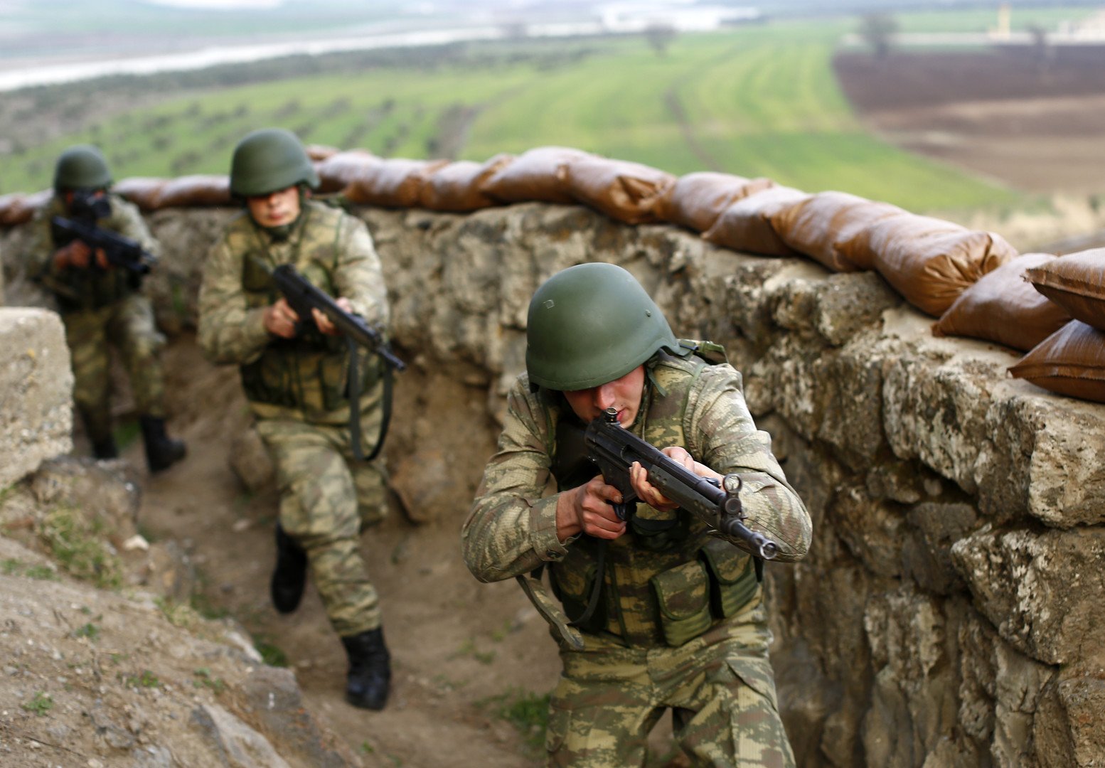 وزير الدفاع التركي يتفقد الحدود مع العراق ويعلن حصيلة 