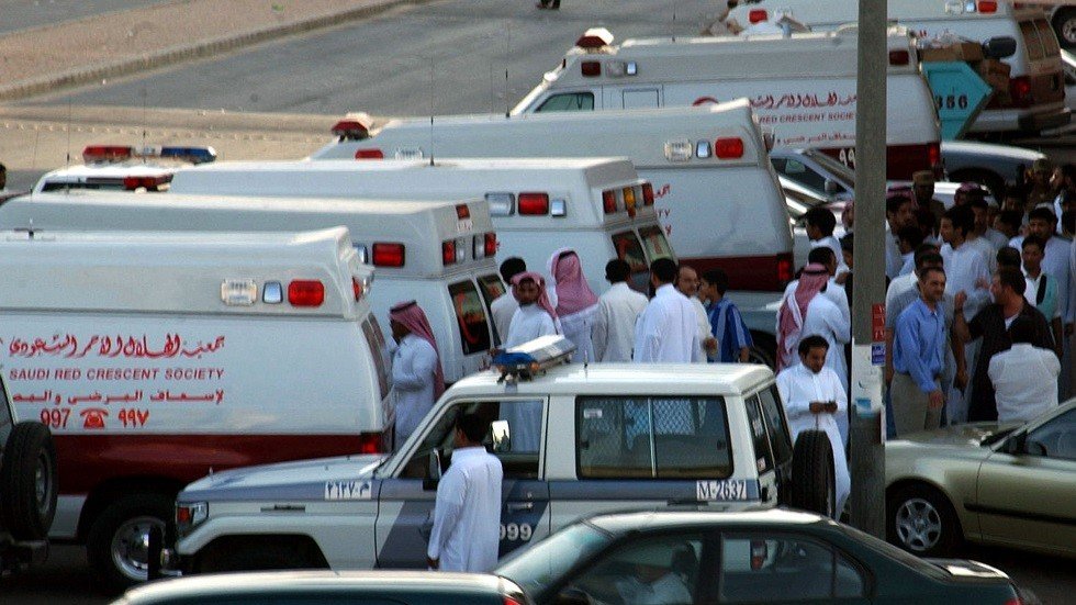 إصابة 20 معتمرا بانقلاب حافلة في السعودية 
