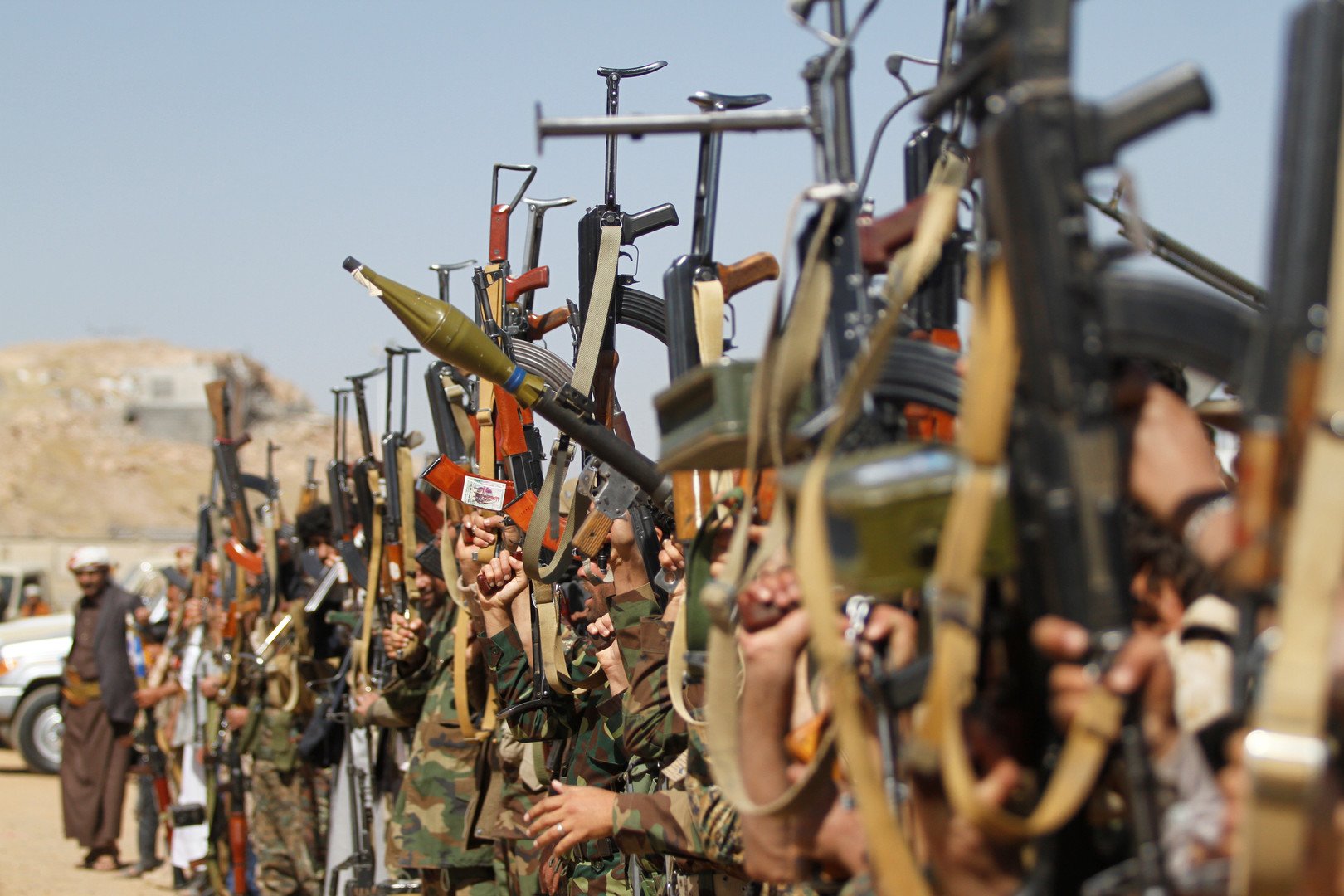 الحوثيون يعلنون سيطرة قواتهم على مواقع عسكرية جنوبي السعودية