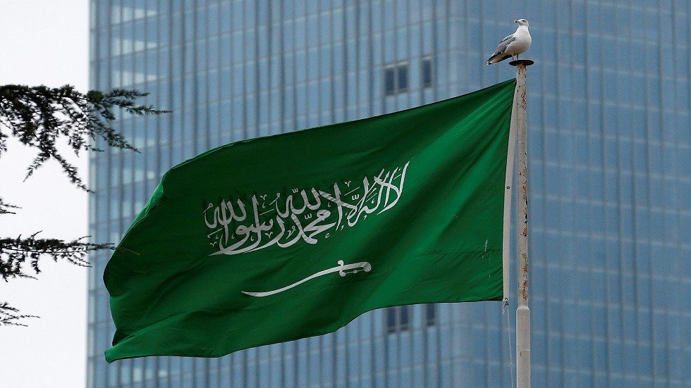 السعودية تغلّظ العقوبات على الموظفين المتغيبين 