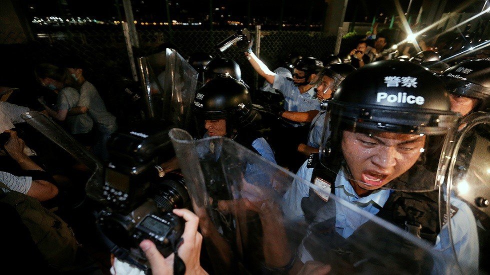 اشتباكات وأزمة سياسية في هونغ كونغ على خلفية قانون تسليم المطلوبين للصين