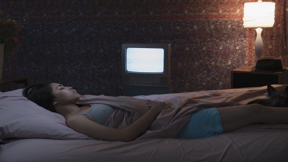 النوم مع ضوء التلفاز يزيد خطر السمنة لدى النساء!