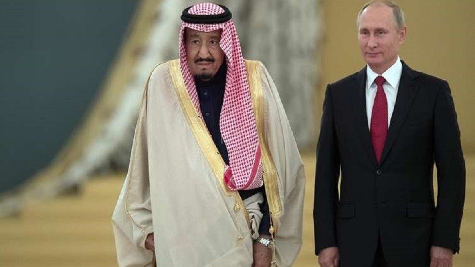 العاهل السعودي وولي عهده يهنآن بوتين بعيد روسيا الوطني