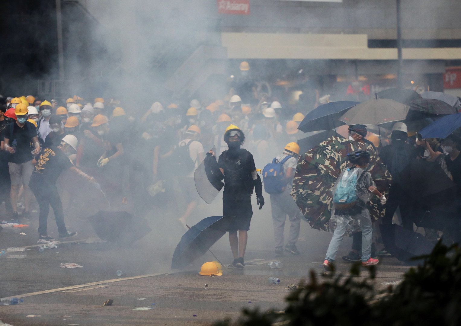 شاهد.. مواجهات بين الشرطة ومحتجين في هونغ كونغ بسبب قانون تسليم المطلوبين.