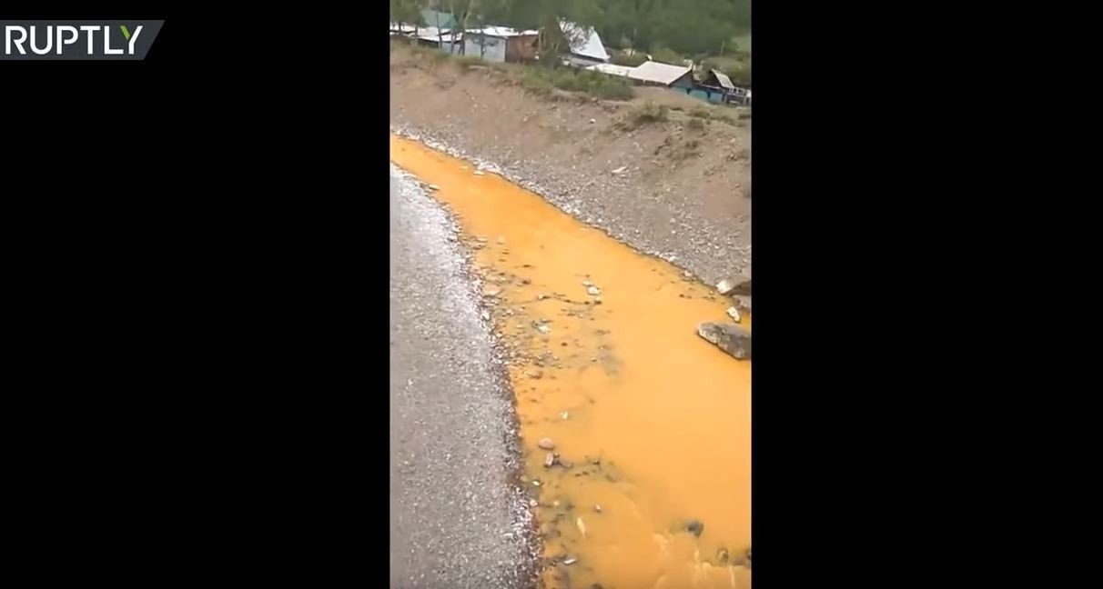 روسيا: نهر يتحول إلى اللون البرتقالي بسبب السموم