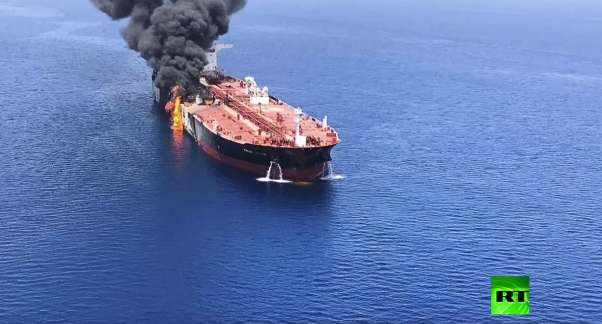 في خليج عمان تحترق الناقلات