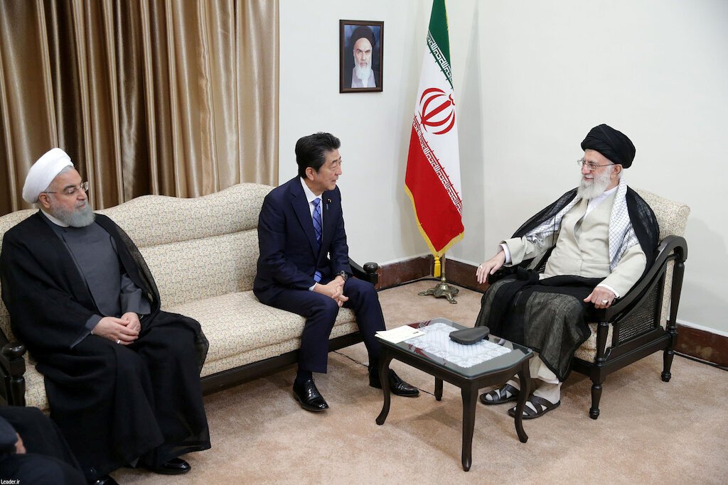 مصدر ياباني رسمي: آبي طلب من قيادة إيران الإفراج عن الأمريكيين المسجونين لديها