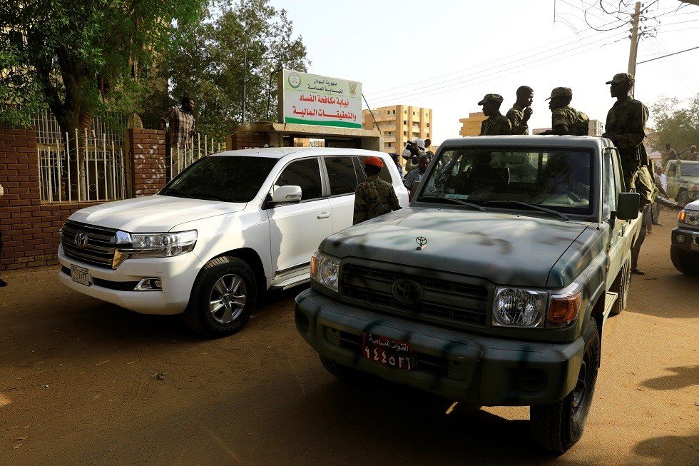 بالصور والفيديو.. أول ظهور للرئيس السوداني المعزول منذ الإطاحة بحكمه