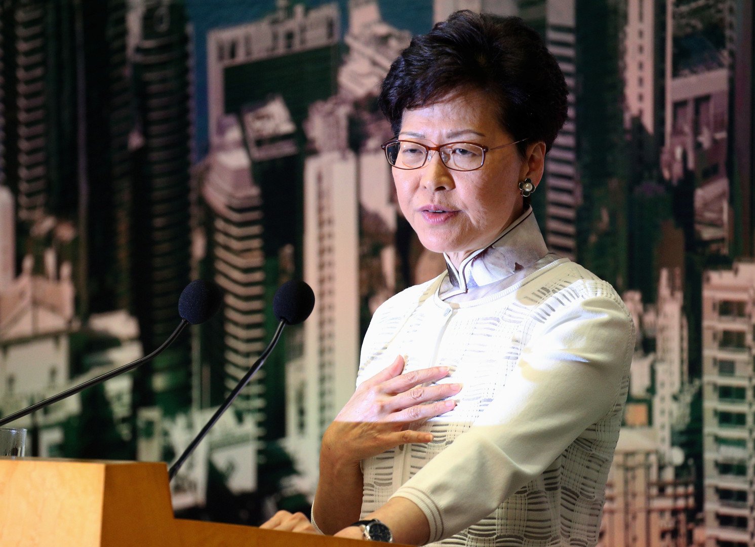 احتجاجات في هونغ كونغ تدفع برئيستها للاعتذار ورفض الاستقالة