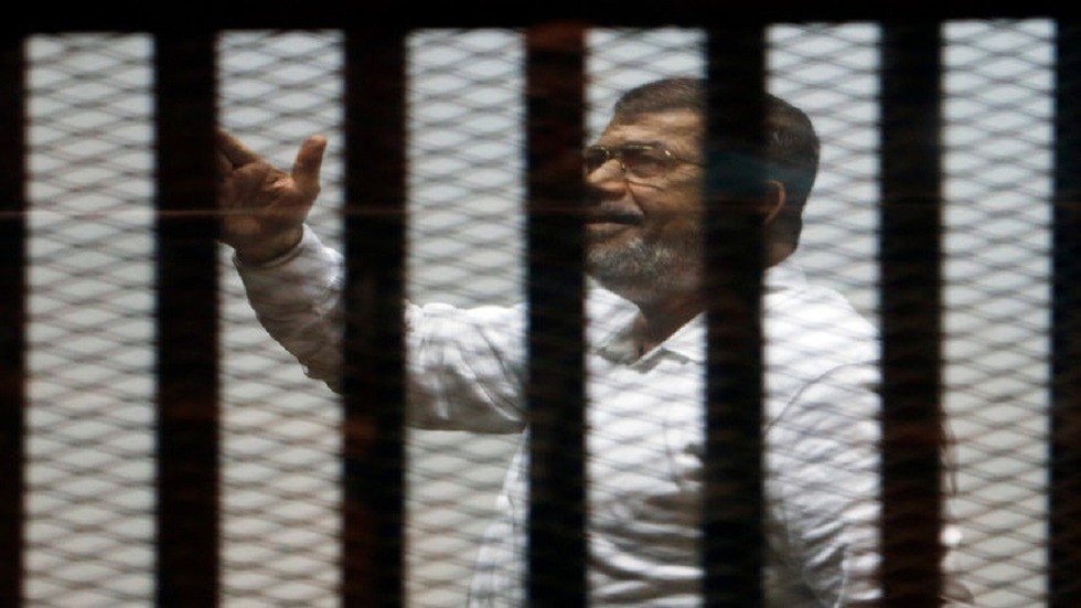 النيابة العامة في مصر: مرسي سقط مغشيا عليه داخل قفص الاتهام وتم نقله للمستشفى